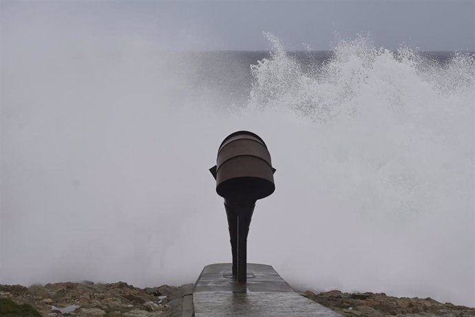 Archivo - Olas durante el frente meteorológico, a 23 de febrero de 2024, en A Coruña, Galicia (España). La Agencia Estatal de Meteorología (Aemet) decretó un aviso naranja por temporal costero en el litoral gallego que ya está activo. 