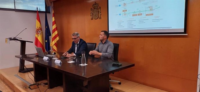 El director de Rodalies, Antonio Carmona, junto a un representante de Adif.