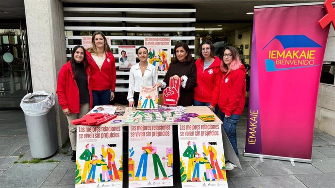 Las delegadas de Salud y Consumo del Ayuntamiento y la Junta, Cintia Bustos y María Jesús Botella, en el estand montado por el Día Mundial del Sida.