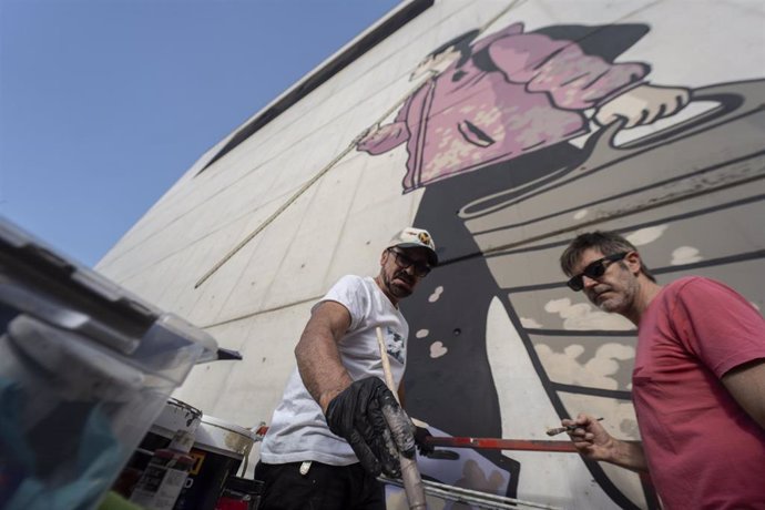 Los dibujantes valencianos Paco Roca y Martín Forés mientras trabajan en el mural en homenaje a los voluntarios de la dana