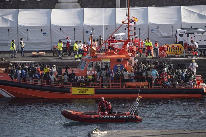 Una lancha de Salvamento Marítimo tras el rescate de un cayuco a su llegada al Puerto de la Restinga, a 30 de noviembre de 2024, en El Hierro, Santa Cruz de Tenerife, Tenerife, Canarias (España). 