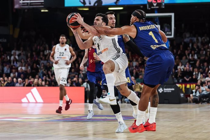 Facundo Campazzo intenta un lanzamiento en el Barça-Real Madrid de la Euroliga 2024-2025