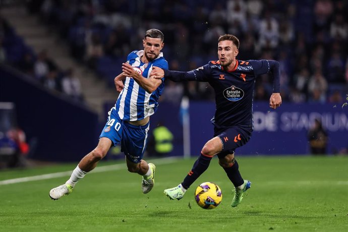 El jugador canadiense del Espanyol Justin Smith y el defensor del RC Celta Óscar Mingueza. 