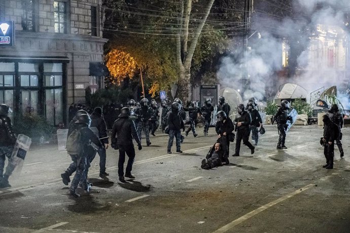 30 November 2024, Georgia, Tbilisi: Georgian police drag a man away after surrounding protesters and making a large number of arrests during an anti-government protest. Following a controversial election last month, ruling party "Georgian Dream" Prime Min