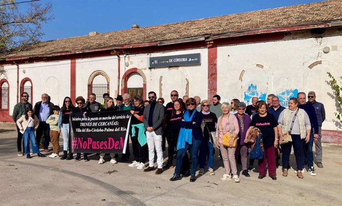 '#Nopasesdemí' Se Concentra En El Carpio Y Pide Una Parada Del Cercanías Del Valle Del Guadalquivir.