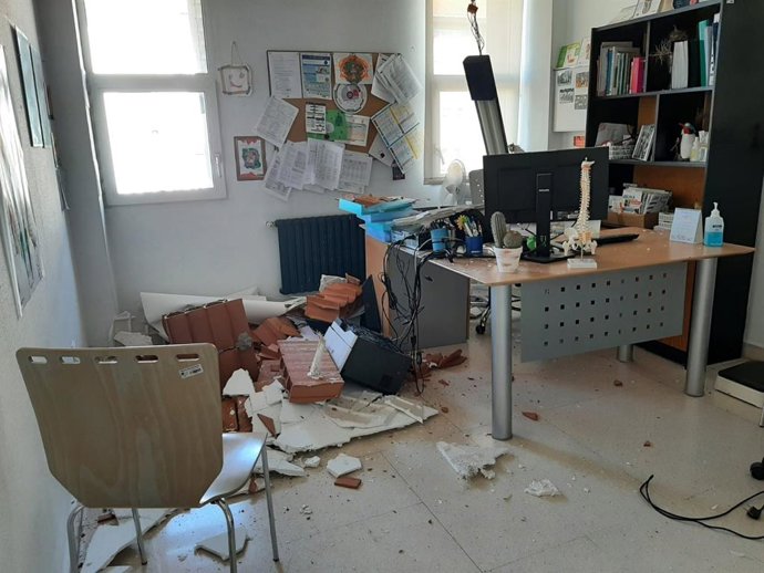 Archivo - Derrumbe del techo de una consulta en el centro de salud de Reinosa