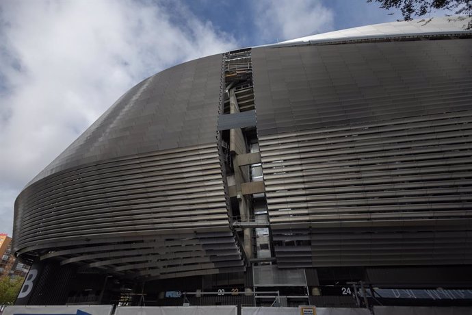 Archivo - Fachada del estadio Santiago Bernabéu, a 25 de octubre de 2023, en Madrid (España). El estadio Santiago Bernabéu, y pretende ser un centro multiusos en el que se jueguen desde partidos de fútbol, hasta conciertos, encuentros de NBA, espectáculos