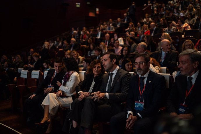 La secretaria de Estado de Presupuestos y Gastos, María José Gualda (2i), la presidenta del Consejo de Estado, Carmen Calvo (3i), el ministro de Economía, Comercio y Empresa, Carlos Cuerpo (3d), y el interventor general de la Administración del Estado, Pa