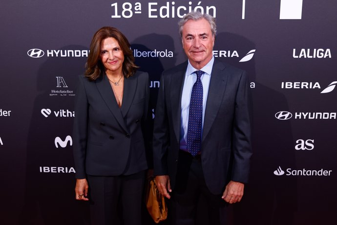 Carlos Sainz y su mujer, Reyes Vázquez de Castro, en los XVIII Premios AS del Deporte 2024