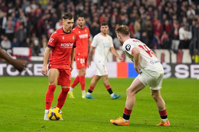 Bryan Zaragoza of CA Osasuna in action during the Spanish League, LaLiga EA Sports, football match played between Sevilla FC and CA Osasuna at Ramon Sanchez Pizjuan stadium on December 02, 2024 in Sevilla, Spain.