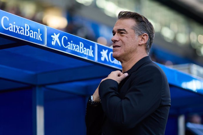 Luis Garcia Plaza head coach of Deportivo Alaves reacts prior to the LaLiga EA Sports match between Deportivo Alaves and CD Leganes at Mendizorrotza on November 30, 2024, in Vitoria, Spain.