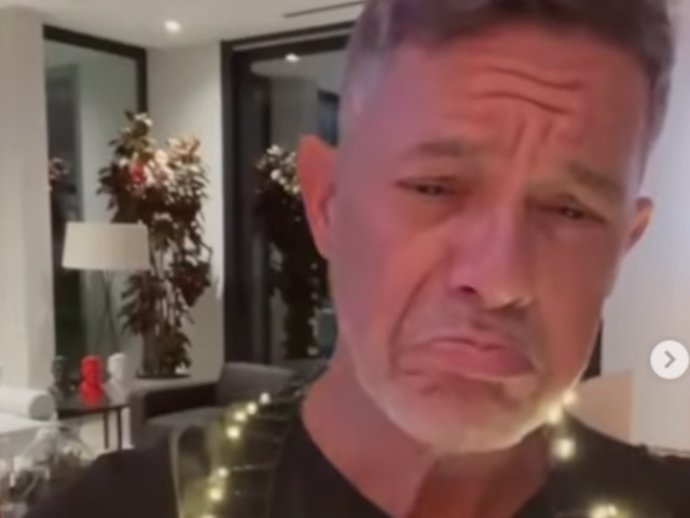 Alejandro Sanz le da la bienvenida a la Navidad junto a Candela Márquez