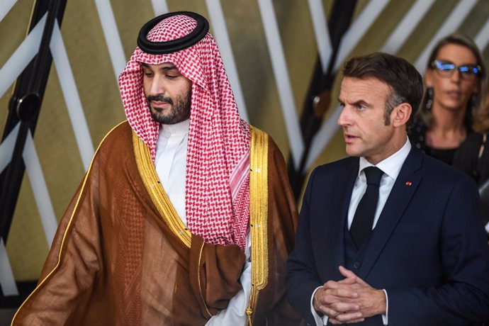 Archivo - BRUSSELS, Oct. 17, 2024  -- Saudi Crown Prince and Prime Minister Mohammed bin Salman Al Saud (L) talks with French President Emmanuel Macron during the first summit between the European Union (EU) and the Gulf Cooperation Council (GCC) in Bruss