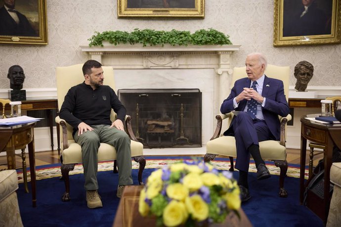 Archivo - September 26, 2024, Washington, Dc, United States of America: U.S President Joe Biden, right, speaks with Ukrainian President Volodymyr Zelenskyy, left, during a bilateral discussion at the Oval Office of the White House, September 26, 2024 in W