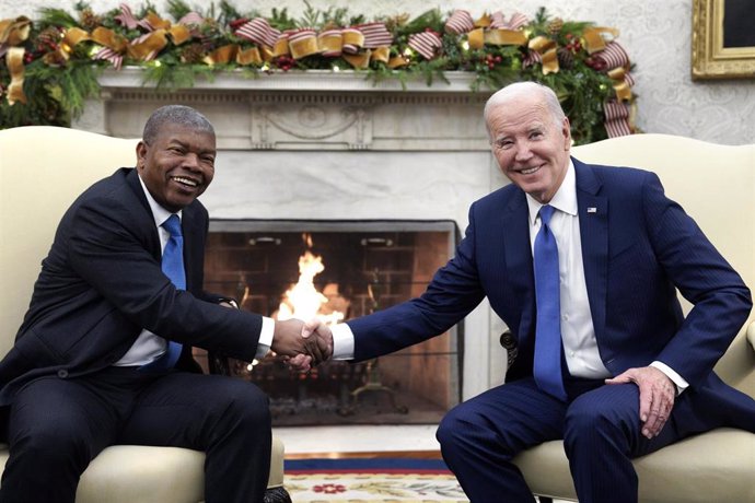 Archivo - El presidente de Estados Unidos, Joe Biden, junto a su homólogo angoleño,   Joao Manuel Goncalves, en un encuentro en la Casa Blanca (archivo)