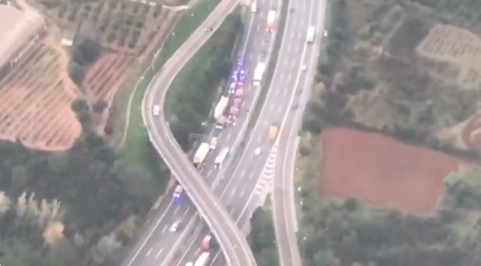 Accidente entre dos camiones en la AP-7 en Martorell (Barcelona)