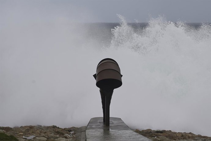 Archivo - Olas durante el frente meteorológico, a 23 de febrero de 2024, en A Coruña, Galicia (España). La Agencia Estatal de Meteorología (Aemet) decretó un aviso naranja por temporal costero en el litoral gallego que ya está activo. El noroeste y oeste 
