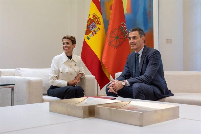 Archivo - El presidente del Gobierno, Pedro Sánchez, durante su reunión con la presidenta de Navarra, María Chivite, en el Complejo de La Moncloa, a 10 de octubre de 2024, en Madrid (España). El objetivo de la ronda de reuniones del presidente del Gobiern