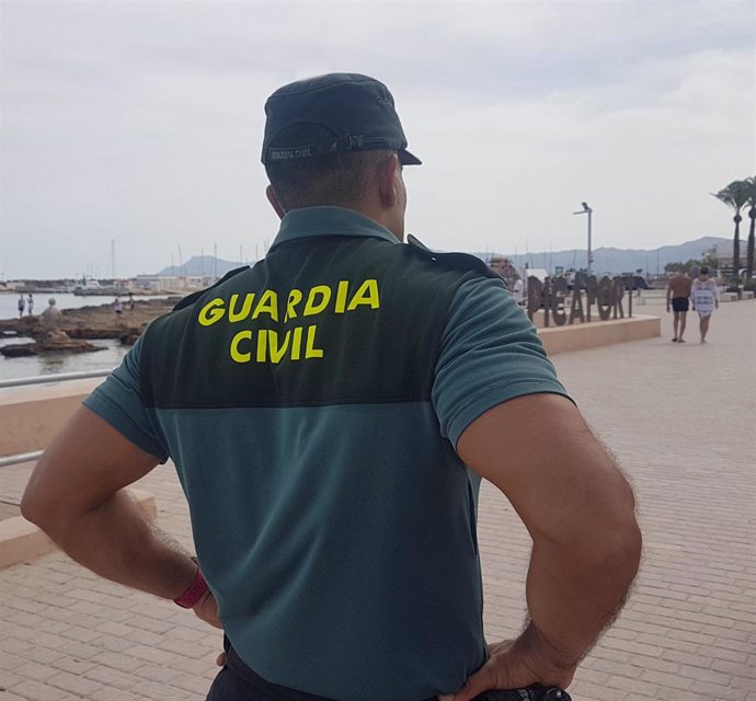 Archivo - Un agente de la Guardia Civil.