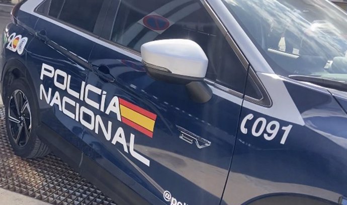 Agentes de Policía ante la vivienda donde se ha detenido a un hombre acusado de matar a su hermana en Benalmádena (Málaga)