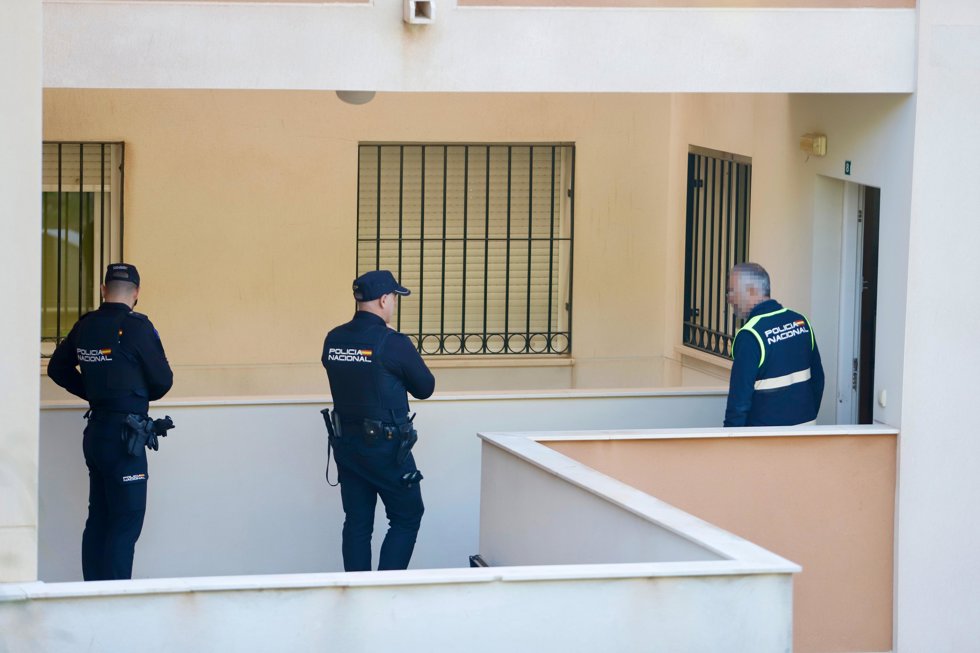 Agentes de Policía ante la vivienda donde se ha detenido a un hombre acusado de matar a su hermana en Benalmádena (Málaga)