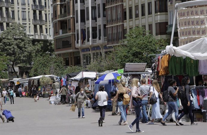 Archivo - Mercados extraordinarios en la plaza del Ayuntamiento de València