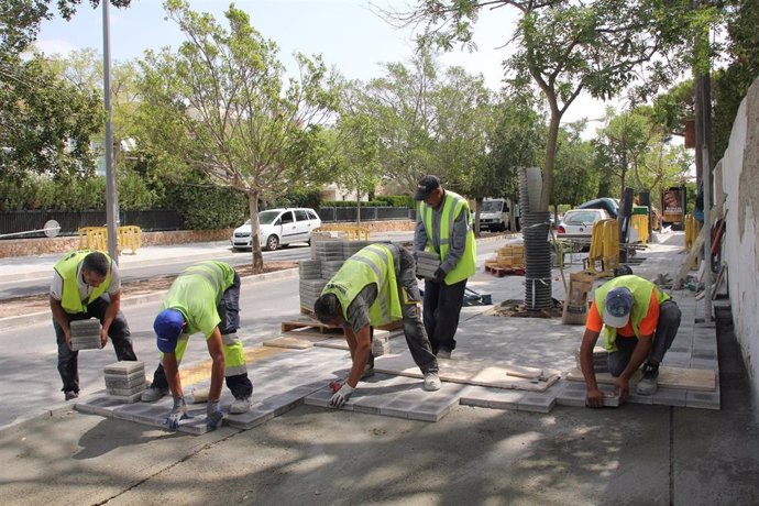 Archivo - Operarios del Ayuntamiento de Palma  trabajando en las obras de la calle Francisco Vidal Sureda.