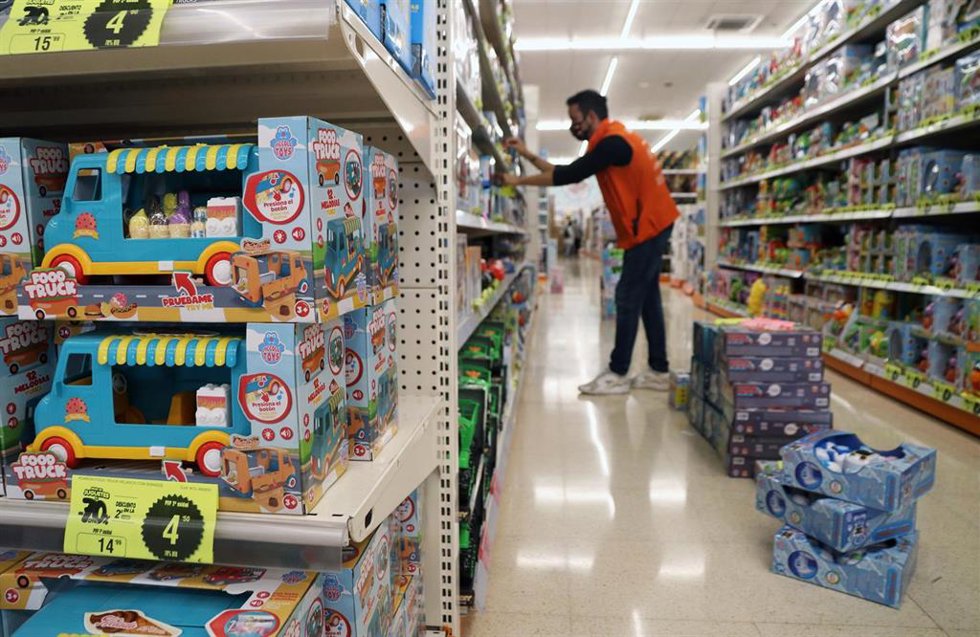 Archivo - El dependiente de una tienda de juguetes coloca artículos en las estanterías de uno de los almacenes de la capital malagueña. En Málaga (Andalucía, España), a 24 de noviembre de 2020. La Junta de Andalucía ha decidido mantener hasta el 10 de d