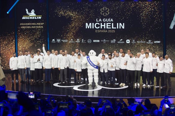 Foto de familia, durante la gala de la Guía Michelin 2025, en el Auditorio y Centro de Congresos Víctor Villegas, a 26 de noviembre de 2024, en Región de Murcia (España).   