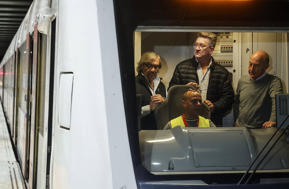 El conseller de Medio Ambiente, Infraestructuras y Territorio, Vicente Martínez Mus (c), durante las pruebas de circulación para recuperar las líneas de Metrovalencia, en la parada de metro Xtiva, a 27 de noviembre de 2024, en Valencia, Comunidad