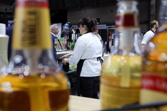 Archivo - Una camarera trabajando en un bar de Madrid