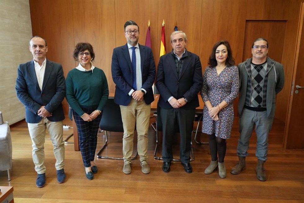Foto de familia de la renovación del convenio entre la Junta y Elecnor.