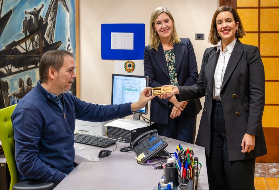 Archivo - La diputada de Hacienda y Finanzas de Bizkaia, Itxaso Berrojalbiz, registra el proyecto de presupuestos de 2025 en las Juntas Generales de Bizkaia, junto a su presidenta, Ana Otadui.