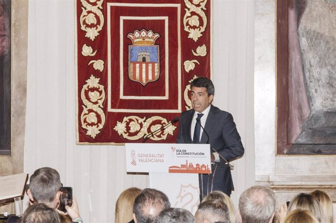 Archivo - El presidente de la Generalitat valenciana, Carlos Mazón, interviene durante un acto de homenaje a la Constitución, en el Consell de Castellón, a 6 de diciembre de 2023, en Castellón de la Plana