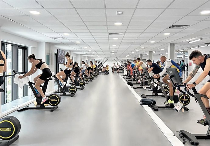 Deportistas entrenándose con aparatos de Technogym en la Villa Olímpica de Paris 2024.