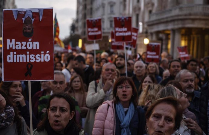 Cientos de personas durante una manifestación contra el presidente de la Generalitat Valenciana, Carlos Mazón, en el centro de Valencia