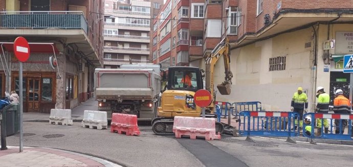 Reparación de Aquavall en el cruce de Portillo del Prado y la calle San Pedro.