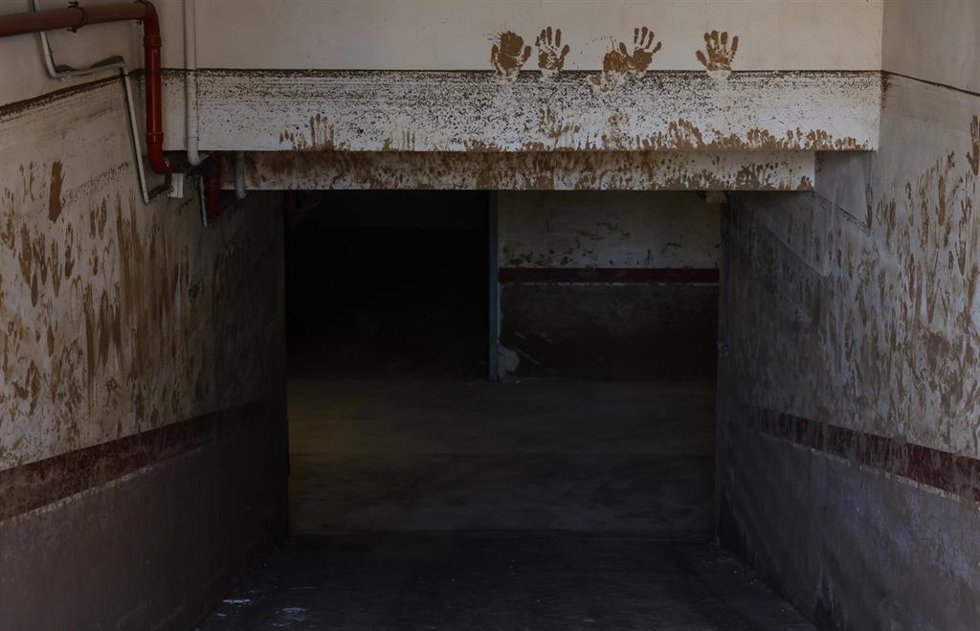 Entrada a un garaje con marcas de barro, a 28 de noviembre de 2024, en Picanya, Valencia (Comunidad Valenciana). 