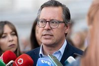 Serrano critica la "guerra sucia" de PSOE contra los adversarios mientras Sánchez "achica el fango de sus corruptelas"