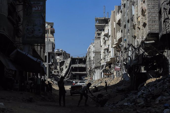 Archivo - Edificios destruidos por los ataques del Ejército de Israel contra la ciudad de Jan Yunis, en el sur de la Franja de Gaza (archivo)