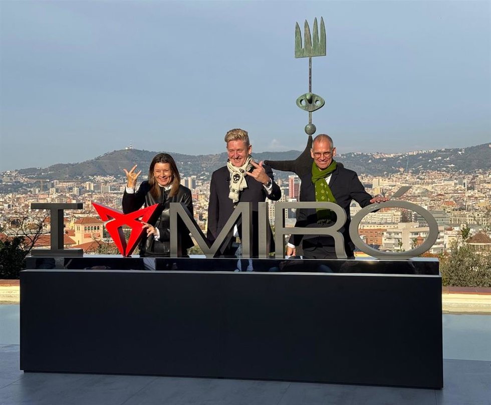 Sara Puig y Daniel Marko (Fundació Joan Miró) junto a Wayne Griffiths (Cupra) en la firma del acuerdo de patrocinio de este martes, en la Fundació Joan Miró de Barcelona