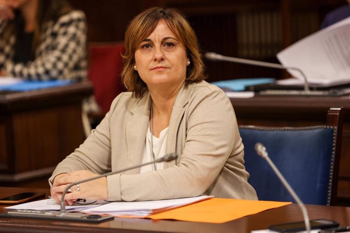 Archivo - La consellera de Presidencia y Administraciones Públicas del Govern balear, Antònia Estarellas, durante un pleno en el Parlament balear. Archivo.