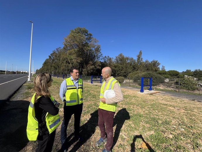 Visita a la colocación de infraestructuras metálicas sobre las que se asentará la red de conducción de frío del Puerto de Huelva.