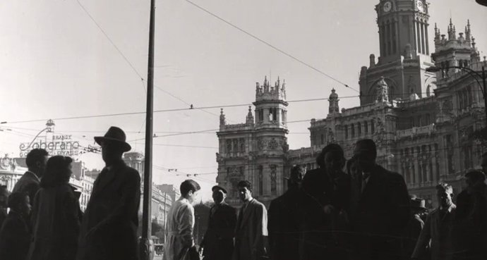 Peatones en la plaza de Cibeles, enero de 1962. Archivo General de la Administración