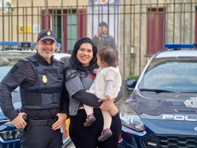 Un agente con la madre y el bebé.