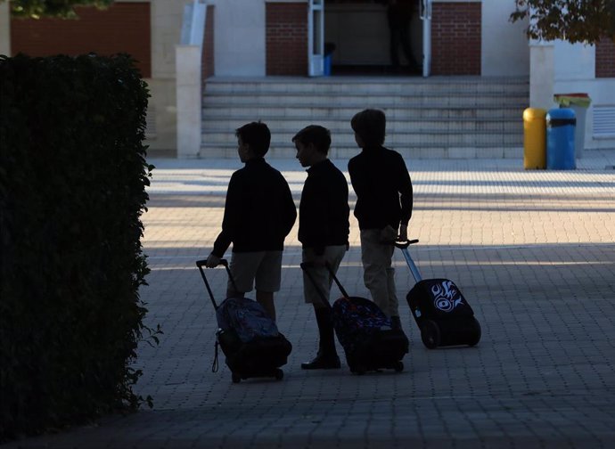 Archivo - Varias niños a la entrada del colegio a 5 de septiembre de 2022, en Madrid (España). 