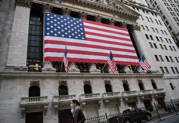 Archivo - 08 April 2020, US, New York: Women wearing protective face masks walk by The New York Stock Exchange at Wall Street, amid the coronavirus (Covid-19) outbreak. Photo: Joel Marklund/Bildbyran via ZUMA Press/dpa