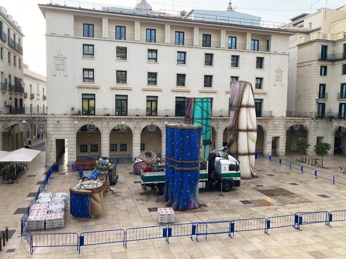 Montaje del belén monumental en la plaza del Ayuntamiento de Alicante, en una imagen a primera hora de la mañana del lunes 3 de diciembre de 2024.