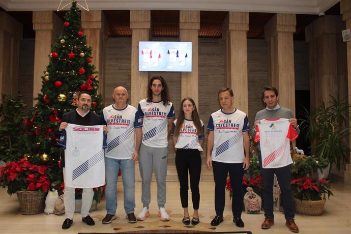 Presentación oficial de la camiseta de la 5K San Silvestre en el salón de Plenos.