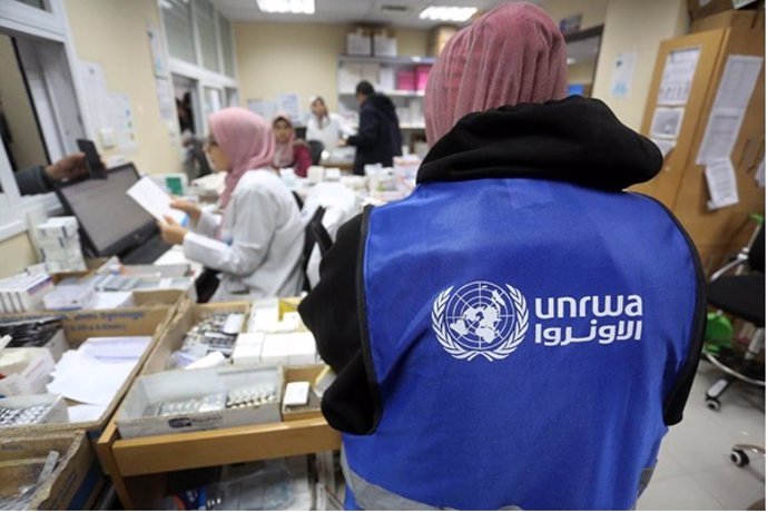 Personal de la UNRWA en una oficina